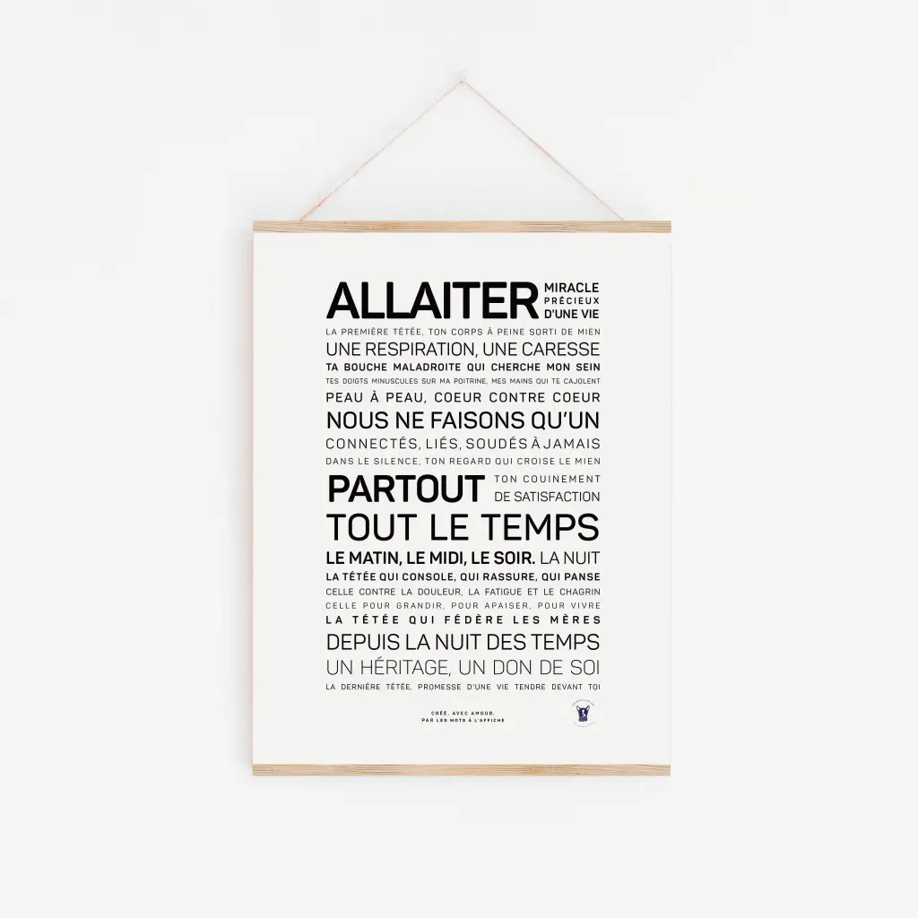 L'affiche Allaiter, comportant un texte français sur la signification émotionnelle et historique de l'allaitement, est accrochée dans un cadre en bois - une idée cadeau attentionnée pour les nouveaux parents.