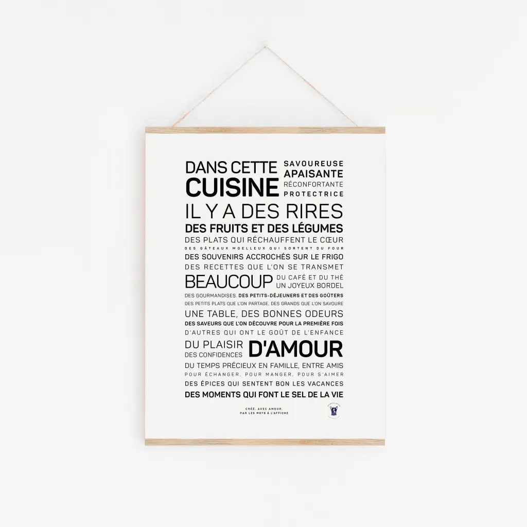 L'affiche « Dans cette cuisine, il y a... » présente des phrases françaises sur la nourriture, le rire et l'amour dans des polices élégantes, encadrées en bois et parfaites pour n'importe quelle maison - une idée cadeau parfaite pour les amateurs de décoration de cuisine.