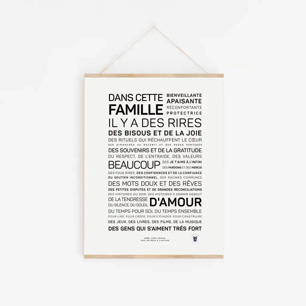 L'affiche « Dans cette famille, il y a » présente des mots français comme « famille », « rires » et « amour » dans des polices noires élégantes sur fond blanc, accrochées à une ficelle - un cadeau chic pour égayer n'importe quelle maison.