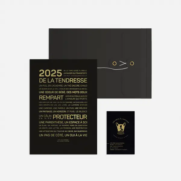L'ensemble « Letter press : 2025, de la tendresse » comprend une grande enveloppe chic noire et dorée, une carte française 2025 et une petite carte illustrée d'un chien - une idée cadeau élégante pour toute occasion.