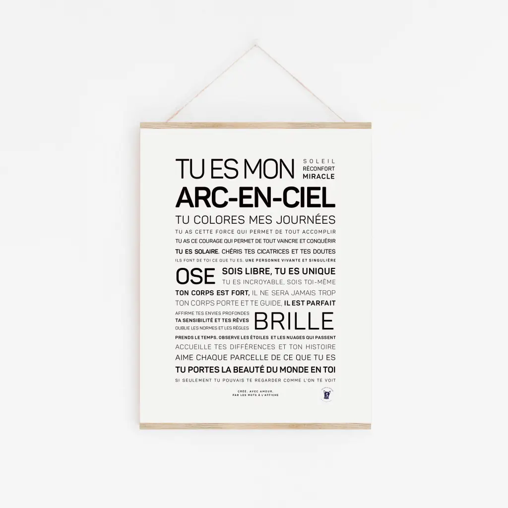 Affiche minimaliste « Tu es mon arc-en-ciel » avec un texte inspirant en français en noir sur blanc, accrochée à un cadre en bois clair avec ficelle — parfait comme idée cadeau pour inspirer vos proches.
