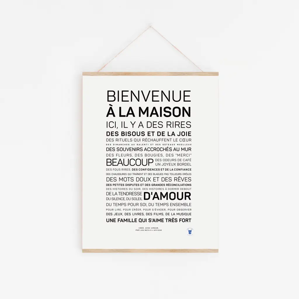 Un panneau encadré « Bienvenue à la maison » est accroché sur un mur blanc, affichant un message de bienvenue en français sur l'amour, le rire, les souvenirs et la famille - une charmante idée cadeau pour toute occasion.