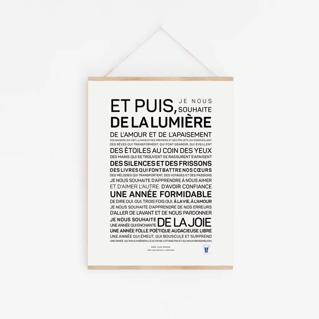 Une affiche blanche intitulée « Et puis, de la lumière » est accrochée au mur, affichant un message français en texte noir qui partage des vœux de lumière, d'amour, de paix et de joie pour l'année à venir - une idée cadeau inspirante pour exprimer des sentiments sincères.