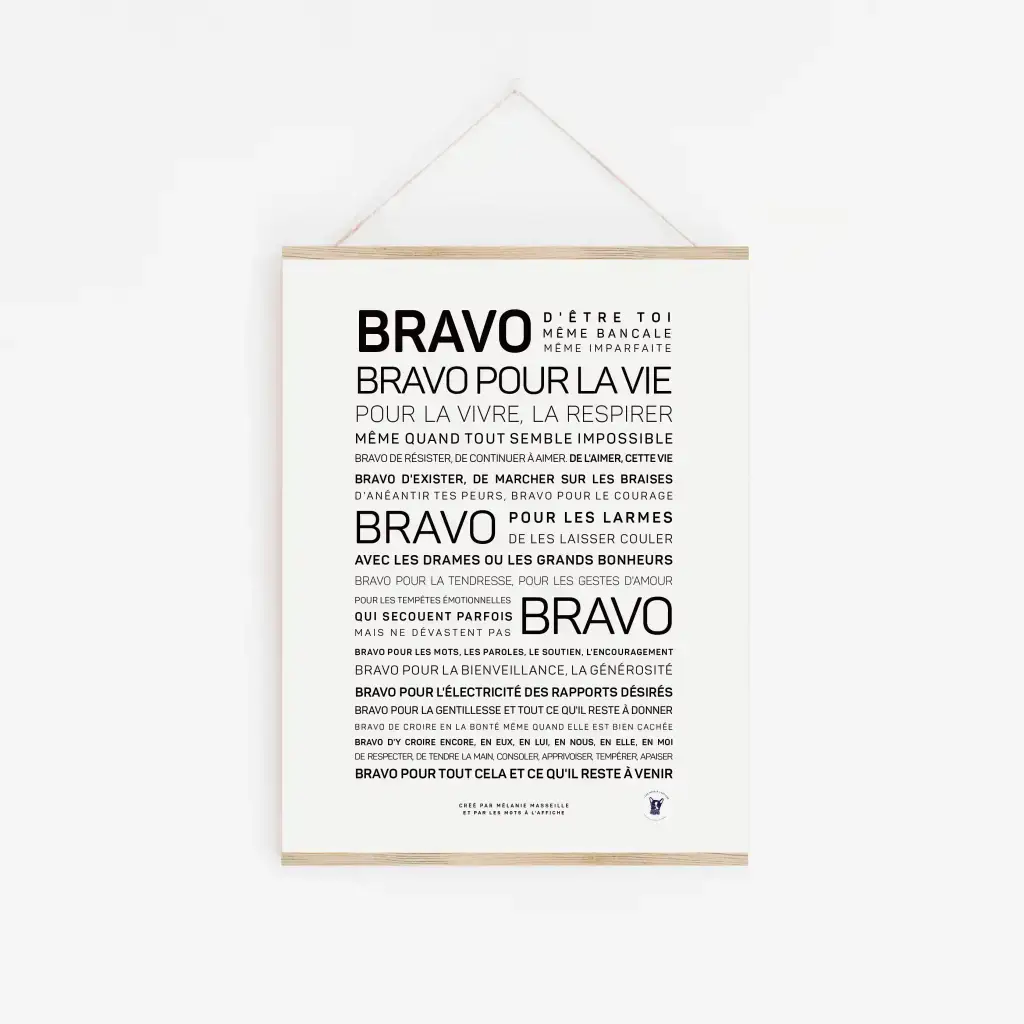 Une impression d'art mural blanche intitulée « Bravo, bravo pour la vie - Mélanie Masseille », représentant des affirmations et des encouragements en français noir, est suspendue à un cadre en bois avec une ficelle : une idée cadeau parfaite pour inspirer vos proches.