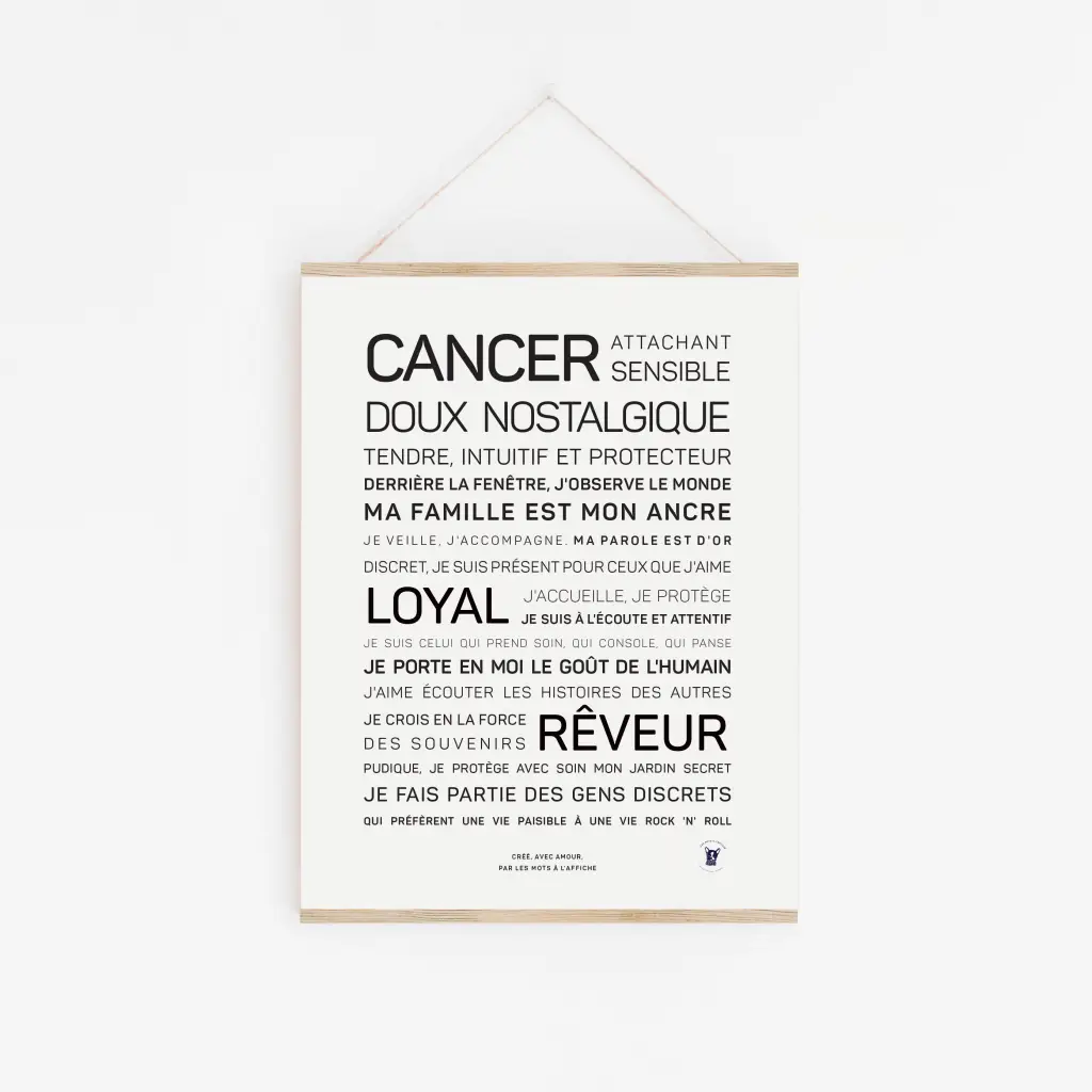 Une affiche minimaliste « Cancer » est accrochée sur un mur blanc, affichant des mots et des phrases français en noir sur fond blanc – une idée cadeau chic pour les amateurs d'astrologie.