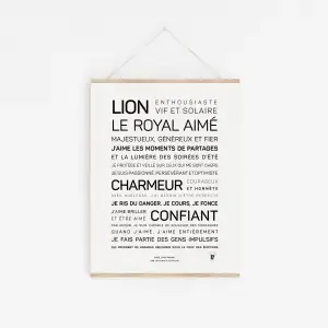 Une affiche blanche intitulée « Lion » est accrochée au mur, présentant un texte français noir gras et régulier sur les traits d'un lion comme l'enthousiasme, la confiance et le charme, ce qui en fait une idée cadeau originale pour toute occasion.