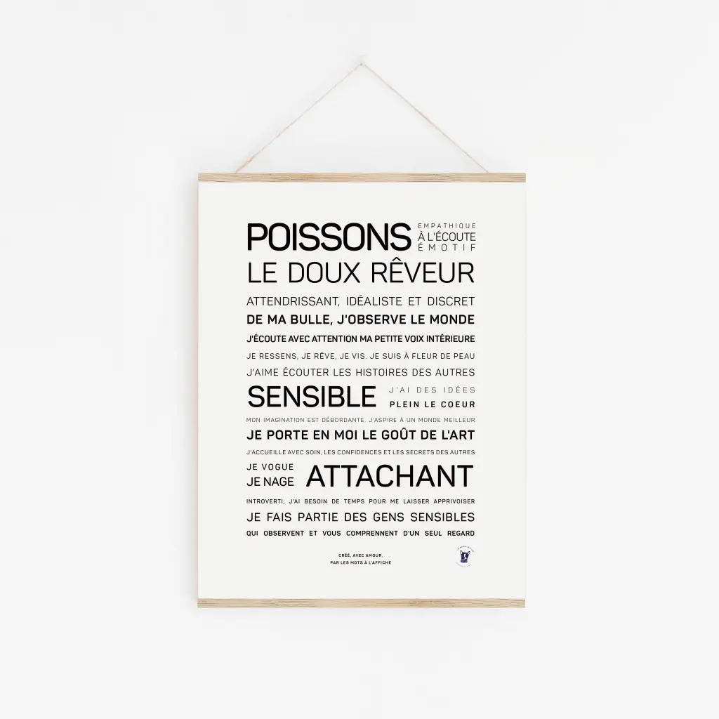 Poissons : une affiche minimaliste présentant les caractéristiques sensibles, empathiques et rêveuses des Poissons, en noir sur blanc. Accrochée à un mur blanc par une ficelle, elle est une idée cadeau originale pour les passionnés d'astrologie.