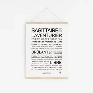 Sagittaire : une affiche minimaliste avec un texte français sur les traits du Sagittaire – optimisme, aventure, joie, liberté, exploration – en gras noir sur blanc ; une idée cadeau chic pour les fans d'astrologie.