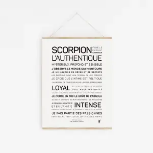 Une affiche minimaliste « Scorpion » est accrochée au mur, affichant des mots et des phrases en français sur le signe du zodiaque Scorpion en texte noir - une idée cadeau chic pour les amateurs d'astrologie.