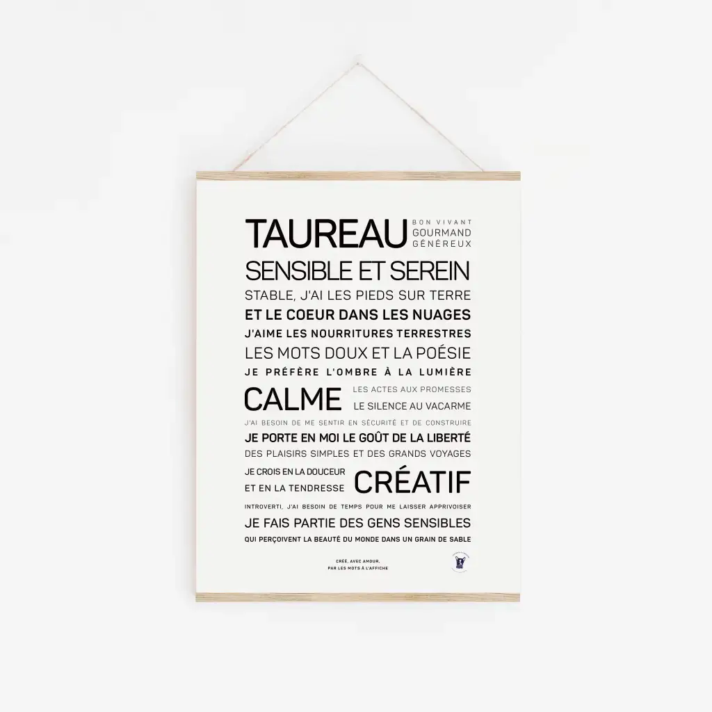 Une affiche minimaliste « Taureau » est accrochée sur un mur blanc, avec un texte descriptif français en police noire sans empattement qui met en valeur les traits du Taureau : une élégante idée cadeau pour les amateurs d'astrologie.