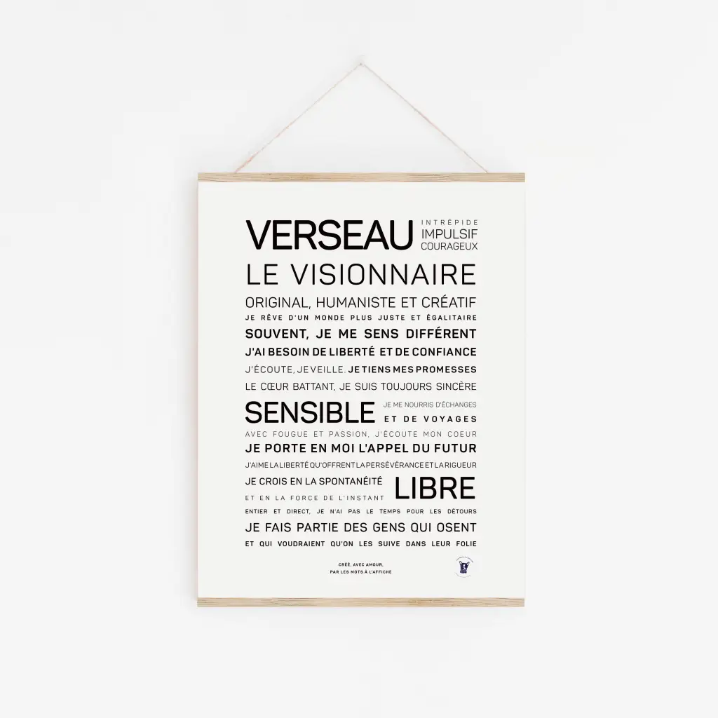 Une affiche minimaliste « Verseau » est accrochée sur un mur blanc, avec un texte français descriptif sur les traits visionnaires et créatifs du Verseau - une idée cadeau parfaite pour les amateurs d'astrologie.