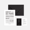 L'ensemble de papeterie Enfant de mars comprend une carte blanche avec texte français - une idée cadeau élégante - sur fond blanc, associée à une enveloppe noire et deux petites cartes, une noire et une blanche, toutes deux avec texte.