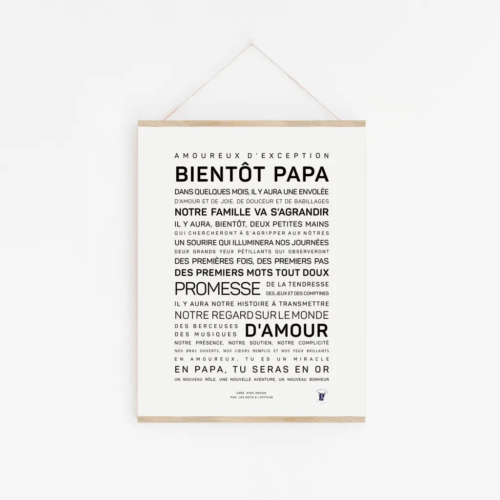 Une affiche encadrée « Bientôt papa » est accrochée sur un mur blanc, annonçant la paternité imminente et célébrant les émotions — une idée cadeau idéale pour marquer cette occasion spéciale.
