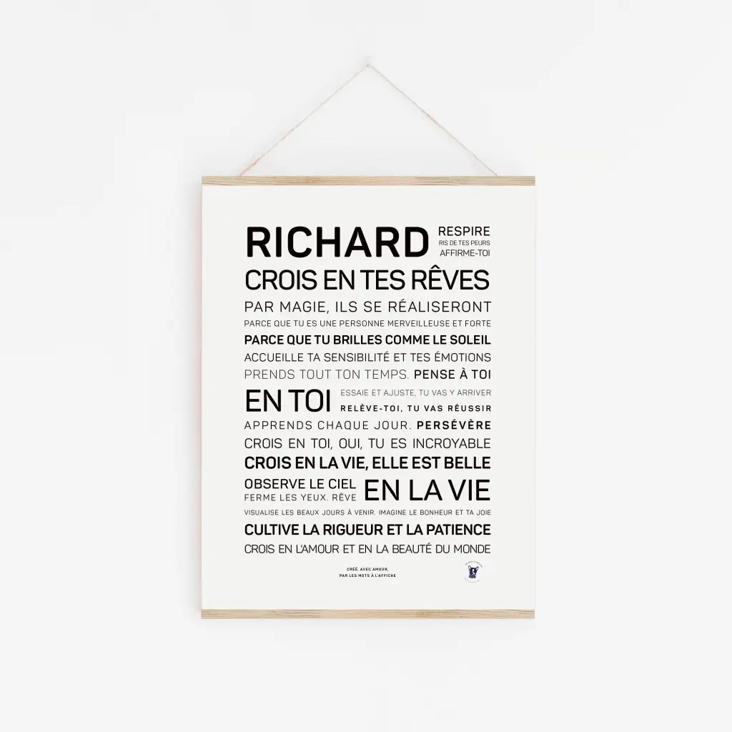 Une affiche blanche intitulée « Richard, crois en tes rêves » est accrochée au mur, avec des citations de motivation françaises audacieuses en texte noir - un cadeau inspirant pour ceux qui aiment la décoration positive.