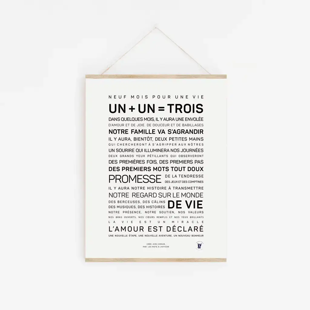L'affiche minimaliste « Un + Un = Trois » présente un texte français sur l'attente d'un bébé - une charmante idée cadeau célébrant la joie et la transformation qu'un nouvel enfant apporte à une famille.