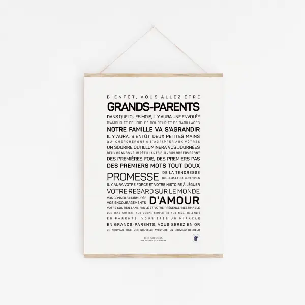 « Bientôt grands-parents » — une affiche blanche avec un texte français en gras et une police noire régulière annonce les futurs grands-parents et célèbre les moments de joie, de tendresse et d'amour à venir ; l'idée cadeau parfaite, affichée sur un mur blanc.