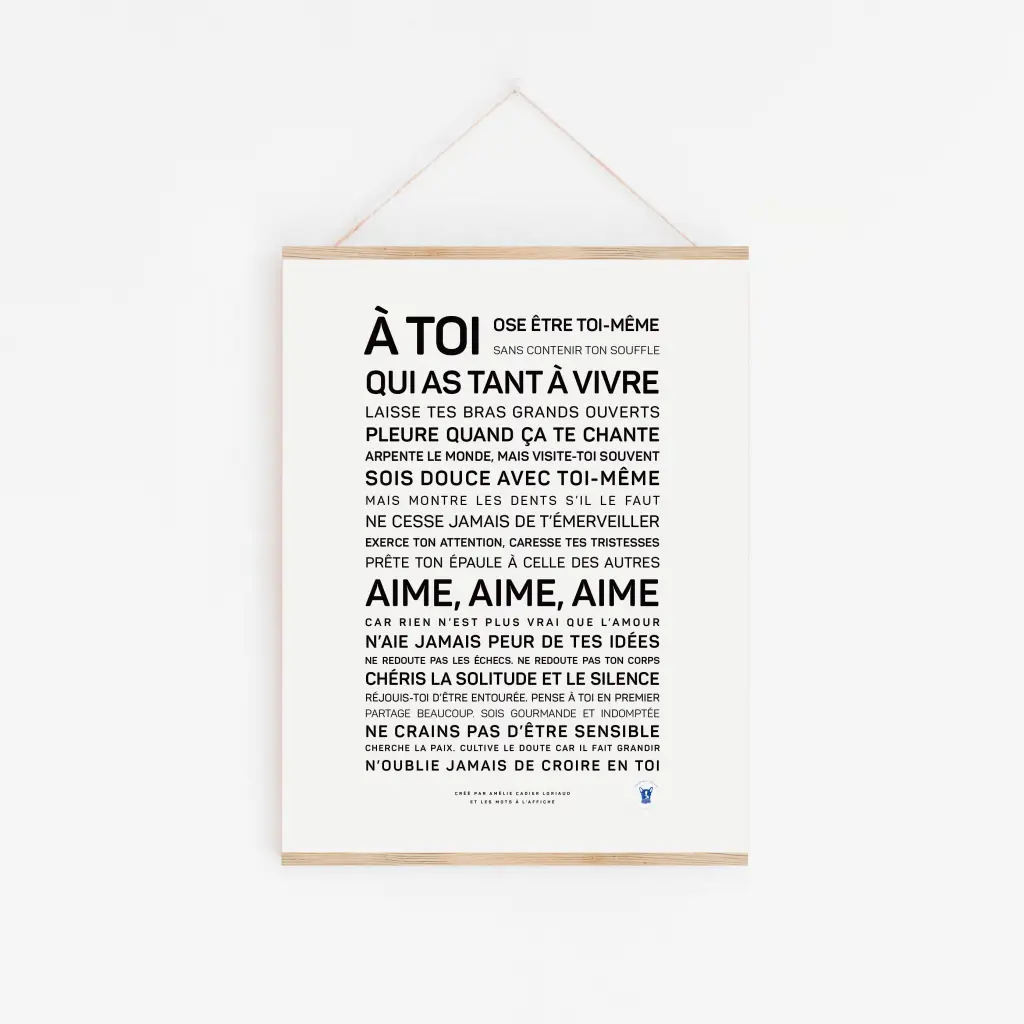 « A toi qui as tant à vivre » d'Amélie Cadier-Loriaud est une affiche de motivation encadrée en français avec un texte noir régulier et audacieux inspirant l'authenticité et l'amour de soi - une idée cadeau élégante pour tout mur blanc.