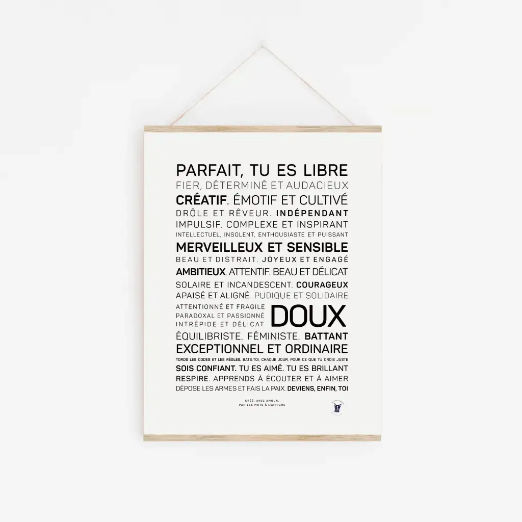 L'affiche « Parfait, tu es libre et doux » présente un texte français noir gras et régulier mettant en valeur les traits positifs, accroché à un mur blanc : une idée cadeau idéale pour inspirer et rehausser n'importe quel espace.