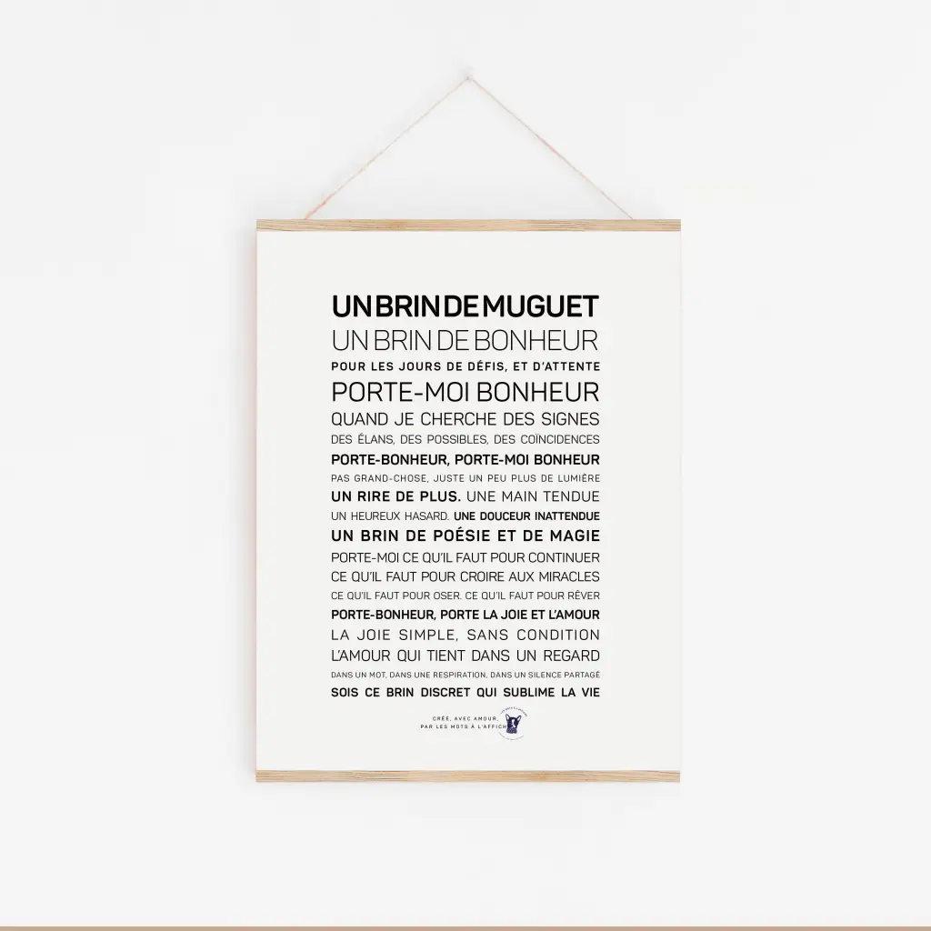 Une impression encadrée de texte français « 1er mai, un brin de muguet » est accrochée sur un mur blanc, avec des phrases sur le bonheur, l'amour et la simplicité dans des polices noires audacieuses et régulières - une charmante idée cadeau pour toute occasion.
