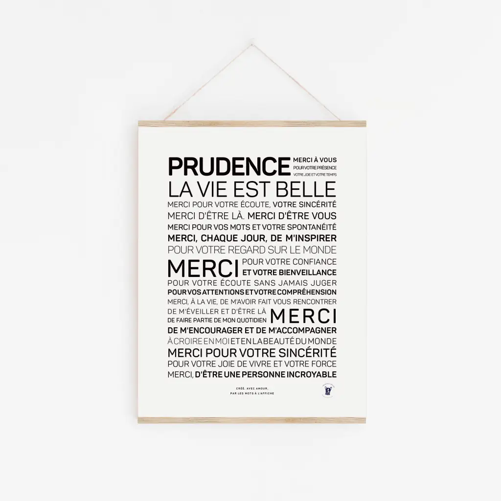 L'affiche « Prudence, la vie est belle » présente un texte français en noir et gris sur fond blanc, centré et suspendu par une ficelle - une pièce de décoration chic et une idée cadeau parfaite pour toute occasion.