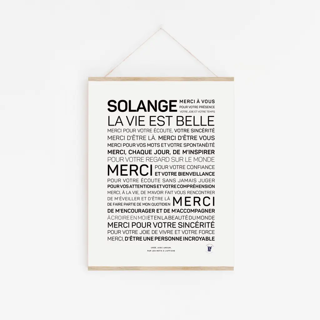 Une affiche intitulée « Solange, la vie est belle » est accrochée au mur, avec des mots français de gratitude et d'appréciation dans diverses polices - une idée cadeau unique pour quelqu'un de spécial.