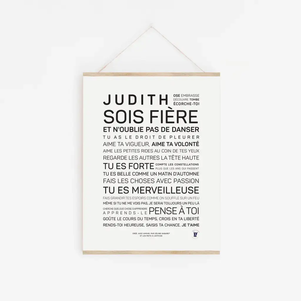 « Judith, sois fière » — une affiche de motivation française minimaliste présentant des tailles de police variées sur un fond blanc, élégamment centrée et présentée dans un cadre en bois avec ficelle ; l'idée cadeau parfaite pour toute occasion.