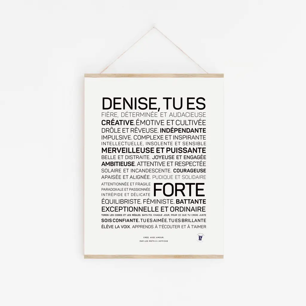 Une affiche murale blanche intitulée « Denise, tu es libre et forte » en gras, avec des adjectifs français positifs décrivant Denise en texte noir – une idée cadeau parfaite pour quelqu'un de spécial.