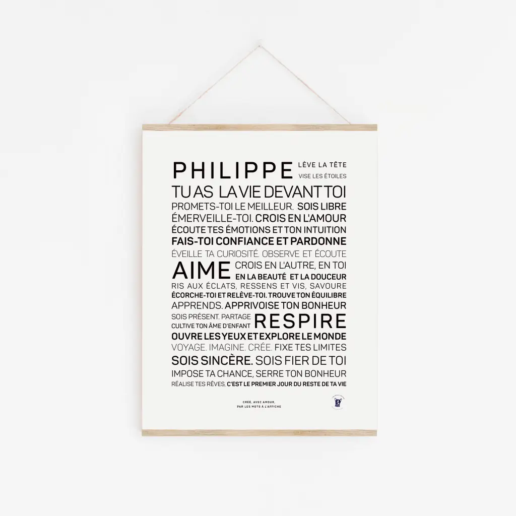 Philippe, la vie devant toi — une affiche murale minimaliste avec un texte motivant en français, noir sur blanc, centrée et encadrée de bois clair avec une ficelle de suspension. Une idée cadeau élégante pour toutes les occasions.