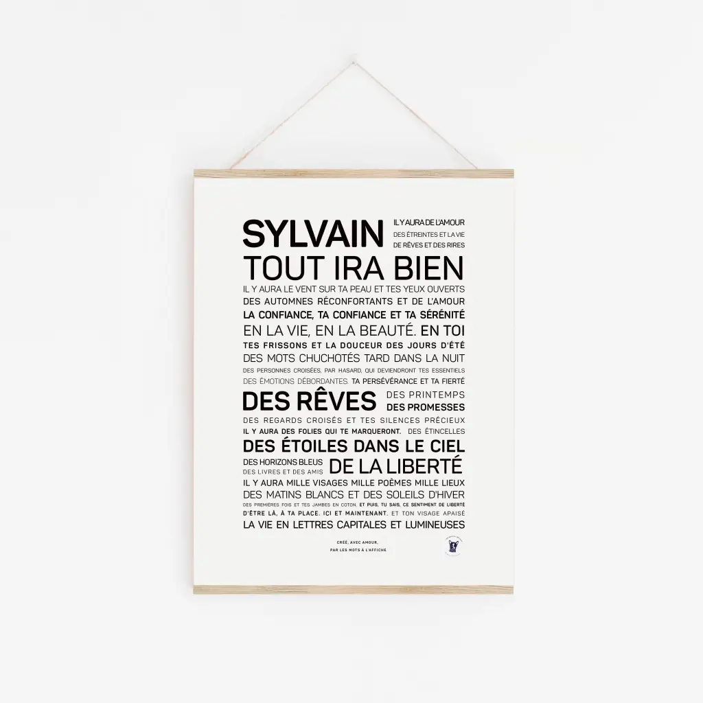 L'affiche minimaliste « Sylvain, tout ira bien » présente un texte français inspirant et est suspendue à un cadre en bois : une idée cadeau élégante pour toute occasion.