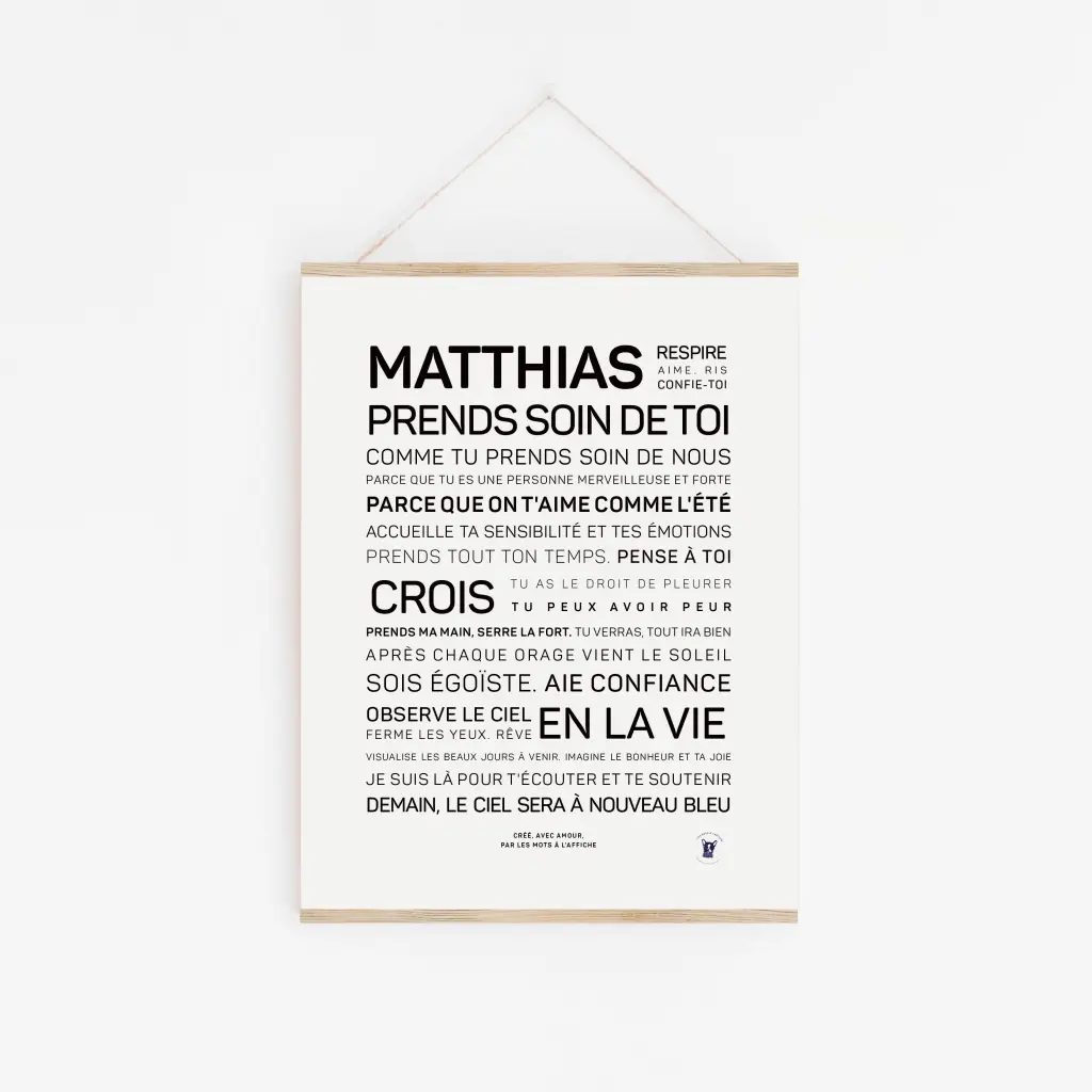 Une affiche minimaliste intitulée « Matthias, prends soin de toi » est accrochée au mur, présentant un texte français motivant en police noire - une idée cadeau idéale pour tous ceux qui apprécient une décoration réfléchie.