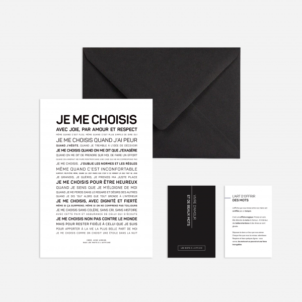 Le set "Je me choisis", comprenant une enveloppe noire et trois cartes - une grande carte avec un texte français en majuscules noires et deux petites cartes noires et blanches - est présenté sur une surface blanche.