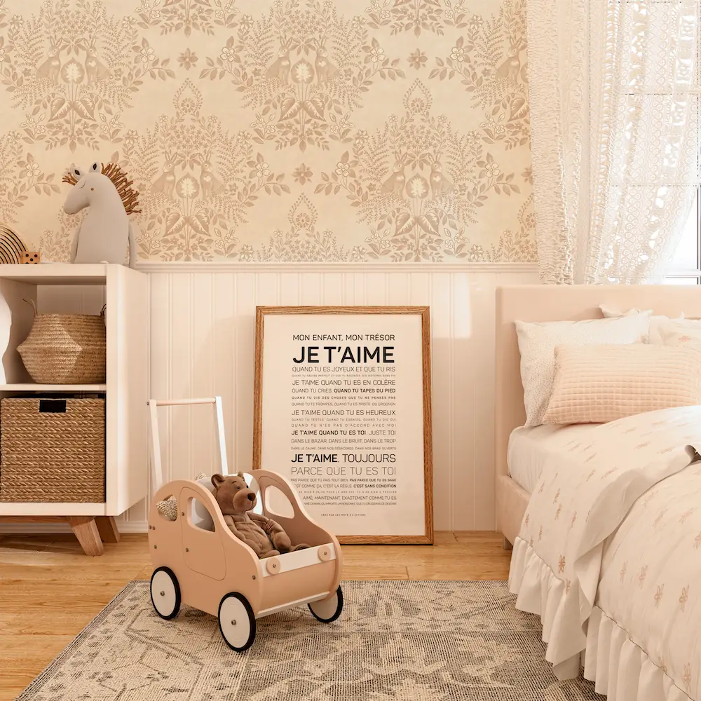 Une chambre d'enfant confortable avec une petite voiture contenant des animaux en peluche, la citation française encadrée "Tu mérites un amour", un lit d'enfant léger et une étagère avec des paniers et un dinosaure en peluche.