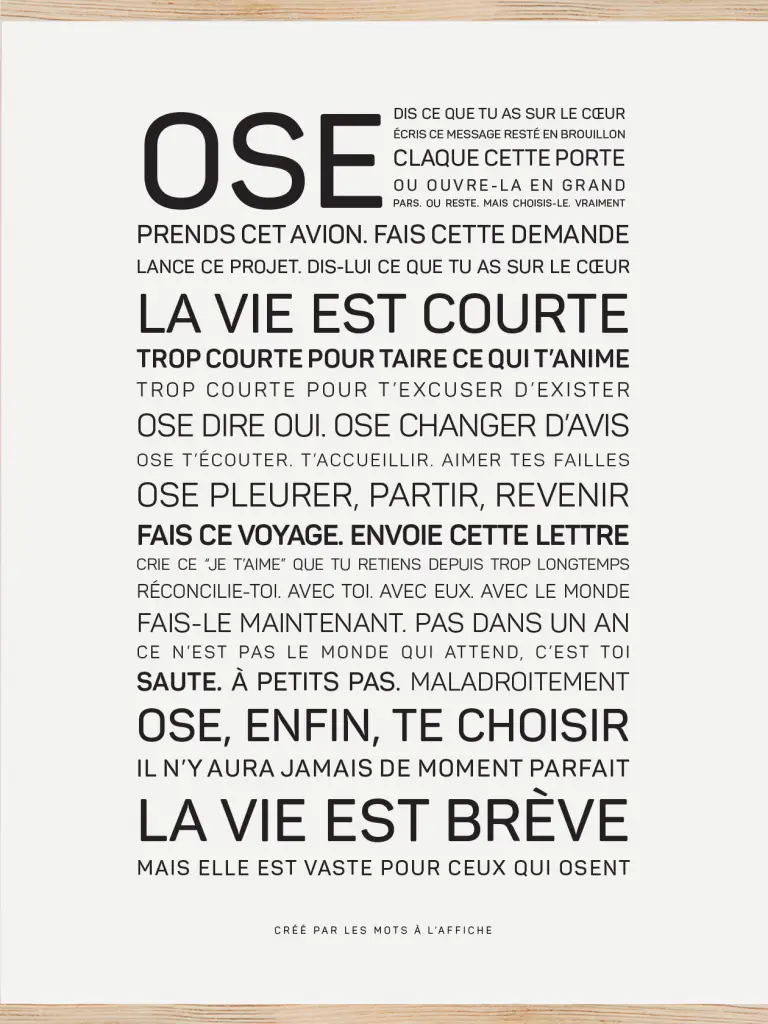 Des mots de motivation affichés en français sur fond blanc vous encouragent à prendre des risques, à vivre pleinement et à vous choisir, en mettant l'accent sur "OSE" et "LA VIE EST COURTE".
