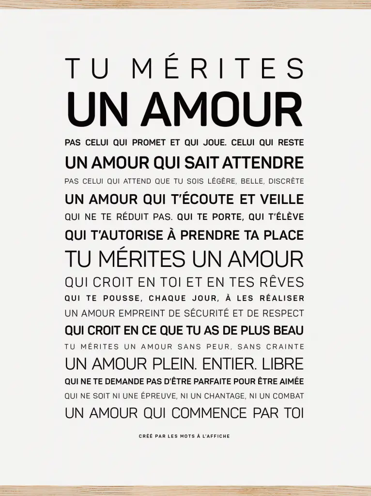 Texte noir sur fond blanc avec un poème français soulignant que chacun mérite un amour patient, attentif et sincère. Les plus grands mots affichés se lisent "UN AMOUR.