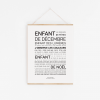 Une affiche blanche avec un texte français en noir dans des polices variées, décrivant les traits d'un enfant du mois d'août et célébrant l'esprit de l'été. Produit : Enfant d'août (Copie).