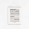 Une affiche minimaliste intitulée "Enfant d'août (Copie)" présente un texte français en noir, avec des tailles de caractères variables, offrant une réflexion poétique sur la douceur de vivre les couleurs et les émotions de l'enfance au mois d'août.