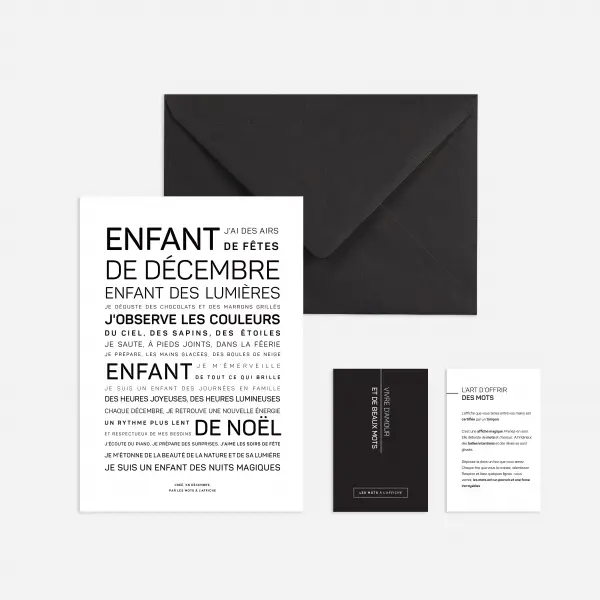 Enfant d'août est un set de papeterie noir et blanc comprenant une carte française, une enveloppe noire et deux petites cartes, le tout disposé proprement sur un fond clair.