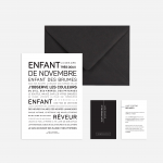 Enfant d'août : Une enveloppe noire contenant trois cartes monochromes en français, chacune présentant des polices et des tailles différentes, présentées sur un fond blanc.