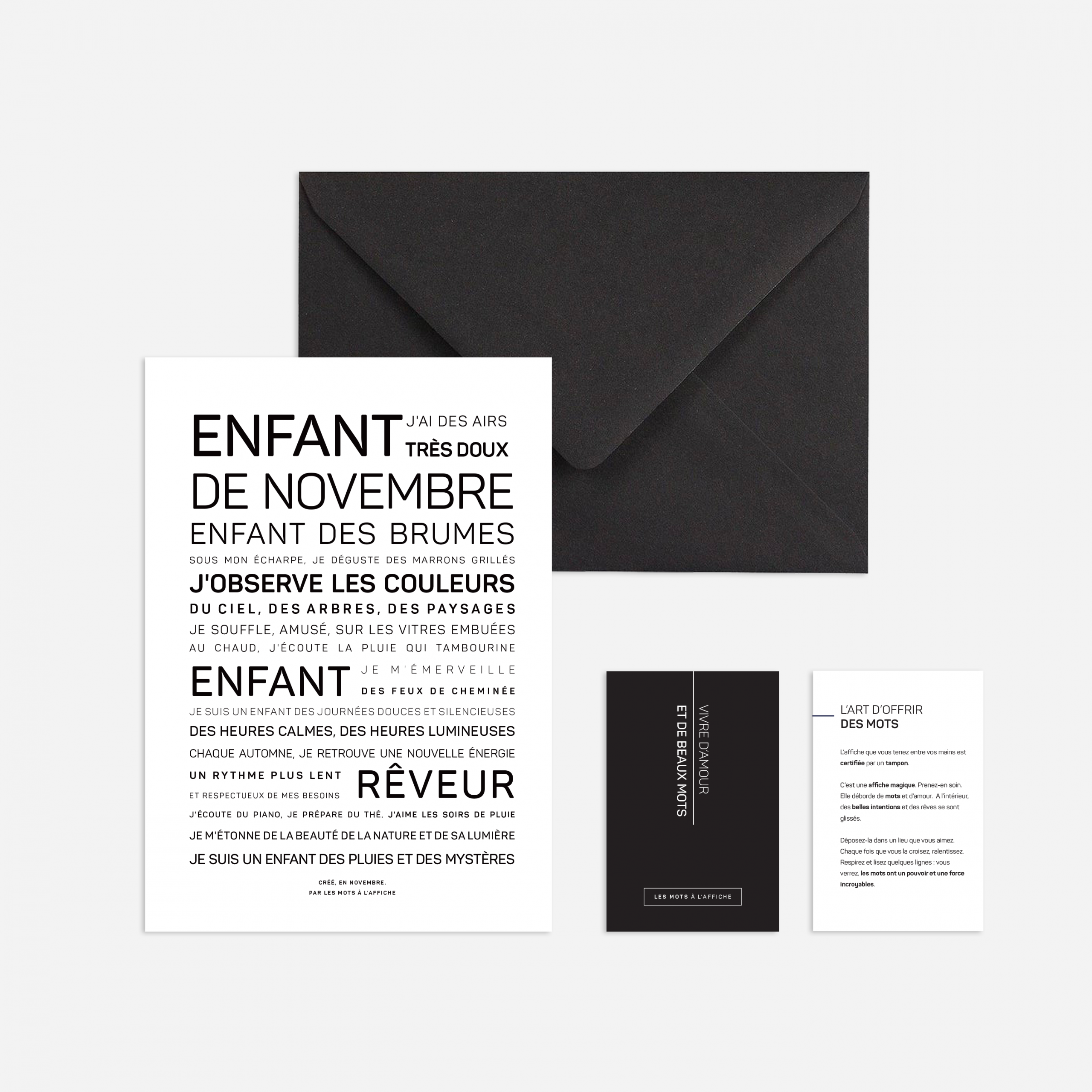 Enfant d'août : Une enveloppe noire contenant trois cartes monochromes en français, chacune présentant des polices et des tailles différentes, présentées sur un fond blanc.