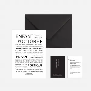 Le coffret Enfant d'août comprend une enveloppe noire et trois cartes blanches, dont l'une présente un texte en français dans des polices et des tailles variées, sur un fond clair.