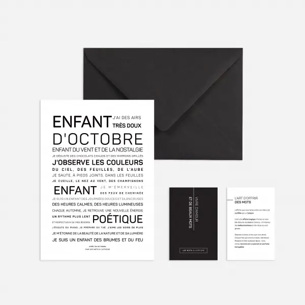 Le coffret Enfant d'août comprend une enveloppe noire et trois cartes blanches, dont l'une présente un texte en français dans des polices et des tailles variées, sur un fond clair.