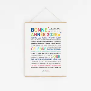 Une vibrante affiche du Nouvel An français "2026, ose te choisir" est accrochée à un mur blanc, affichant des mots et des phrases inspirants dans différentes polices et couleurs.