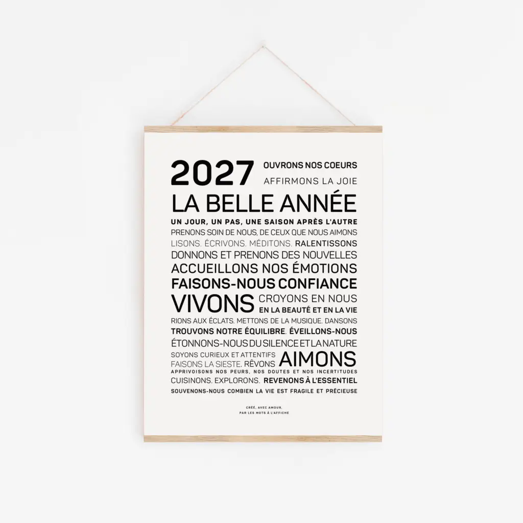 Affiche en noir et blanc avec un texte en français accrochée au mur, comportant des mots en caractères gras invitant à accueillir l'année 2026 et à vivre dans la joie, la confiance et l'amour. Nom du produit : 2026, bonne année.