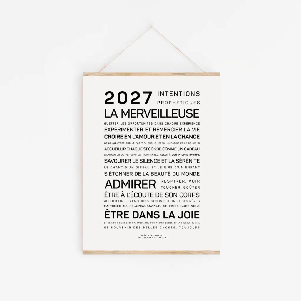 Une affiche minimaliste avec un texte en français intitulé « 2026, bonne année », sur laquelle figurent des intentions positives et des affirmations dans différentes tailles et épaisseurs de police, accrochée à un mur blanc.