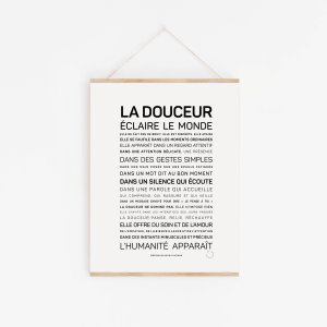 Affiche française avec texte noir sur fond blanc, intitulée "La douceur éclaire le monde", soulignant les vertus et l'impact positif de la gentillesse et de la douceur dans la vie quotidienne.