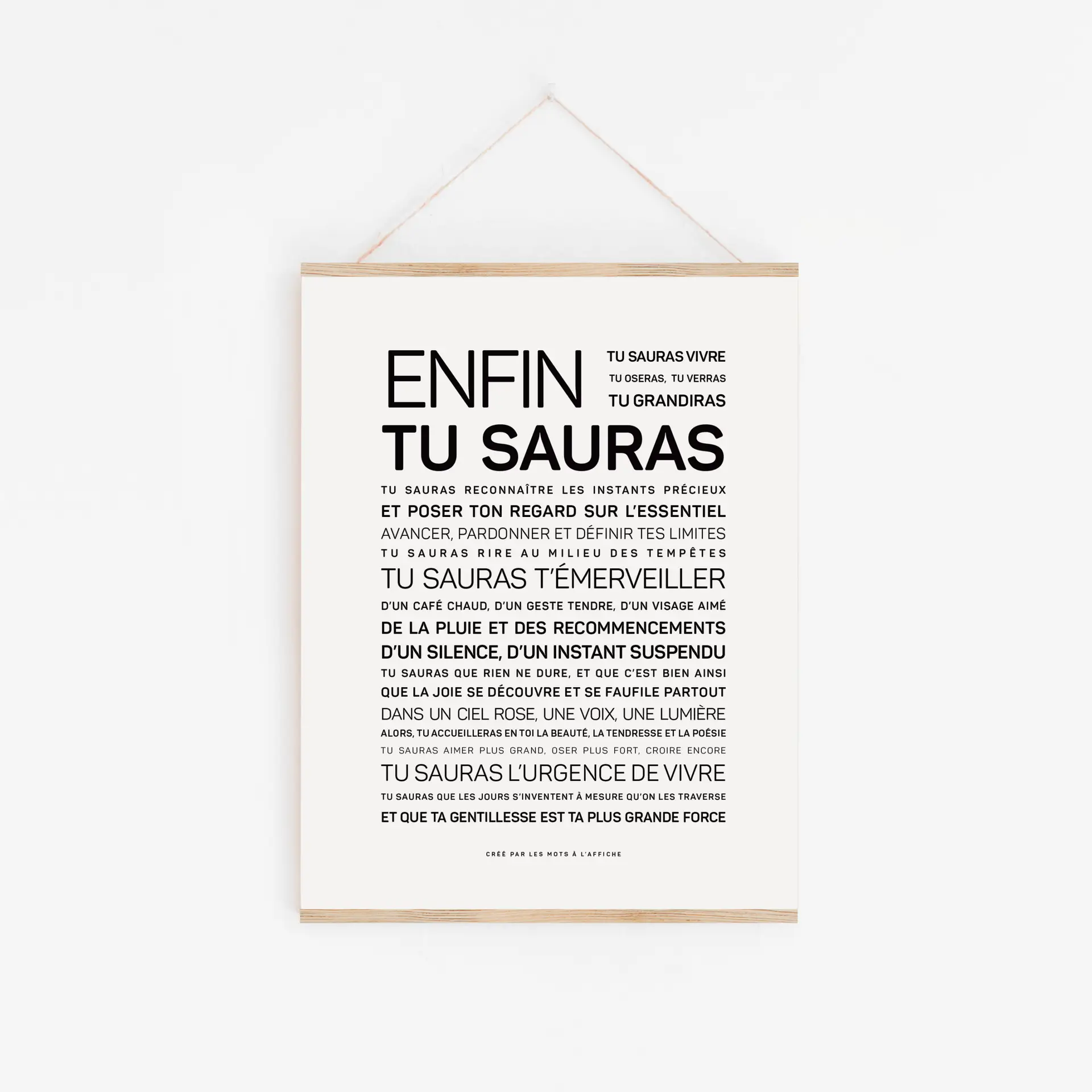 Une affiche blanche intitulée « Dans cette école, on a le droit (Copie) » est accrochée au mur ; elle comporte un texte en français écrit en noir, qui partage des leçons de vie et des réflexions dans différentes tailles de police.