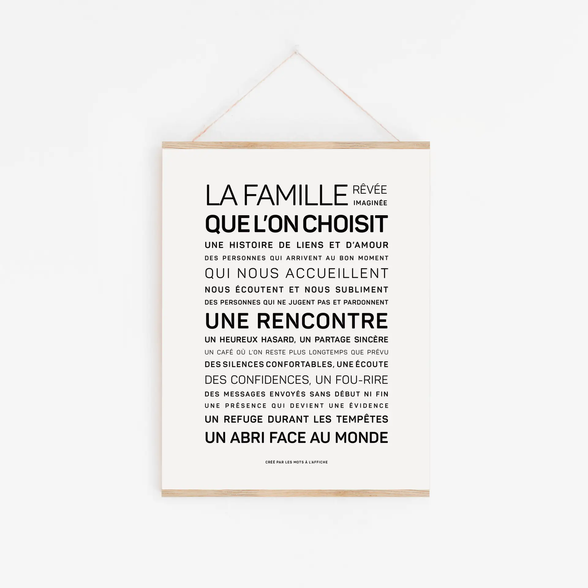 Affiche minimaliste intitulée « Dans cette école, on a le droit (Copie) », comportant un texte en français qui met en avant l'acceptation, le soutien, le réconfort et l'amour au sein d'une famille choisie ; conçue avec des lettres noires sur fond blanc pour souligner les liens et le sentiment d'appartenance.