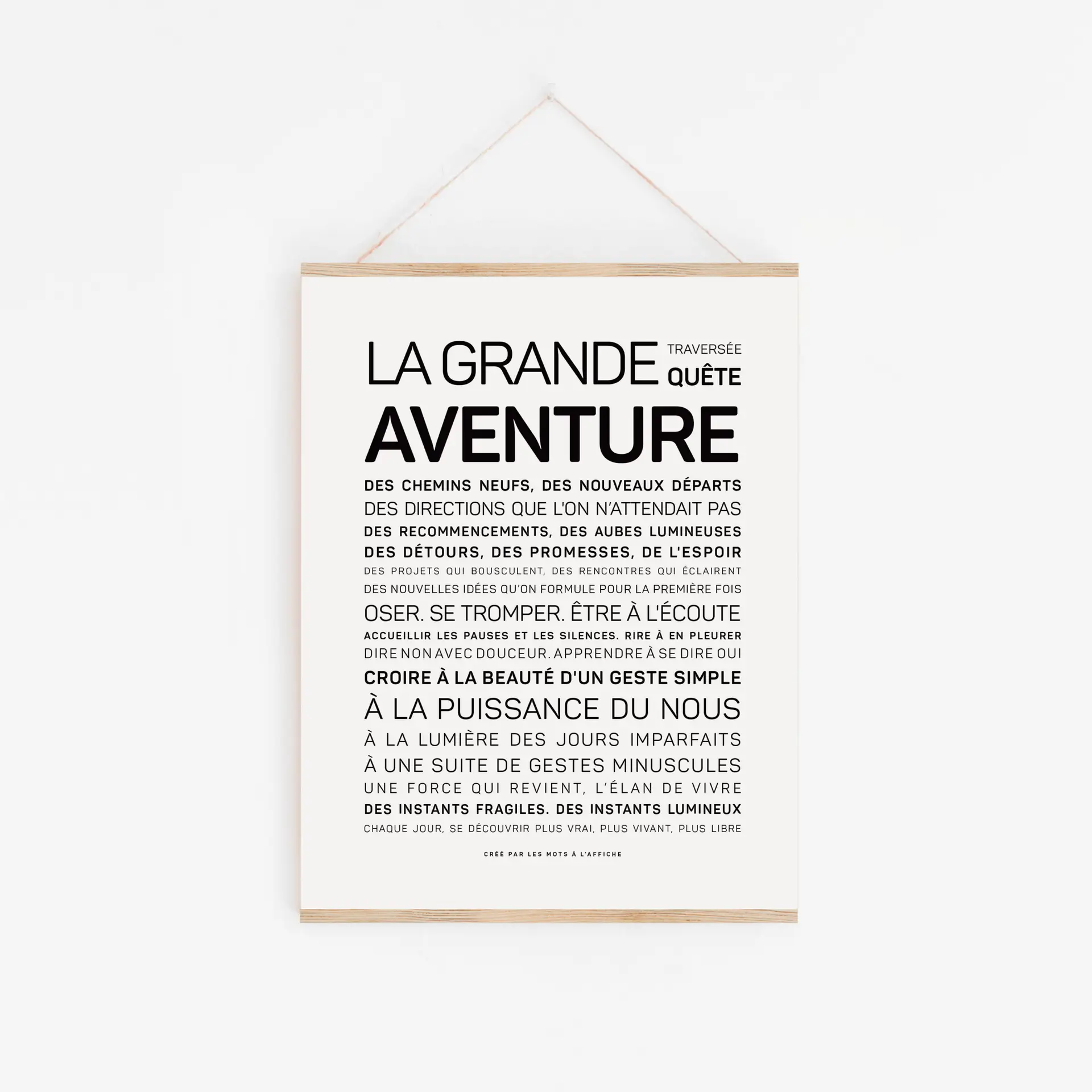 Affiche intitulée « Dans cette école, on a le droit (Copie) », comportant un texte inspirant en français sur l’aventure, l’épanouissement personnel et l’acceptation d’un nouveau départ, imprimé en caractères noirs gras et en police standard, accrochée à un mur blanc et suspendue à une ficelle.