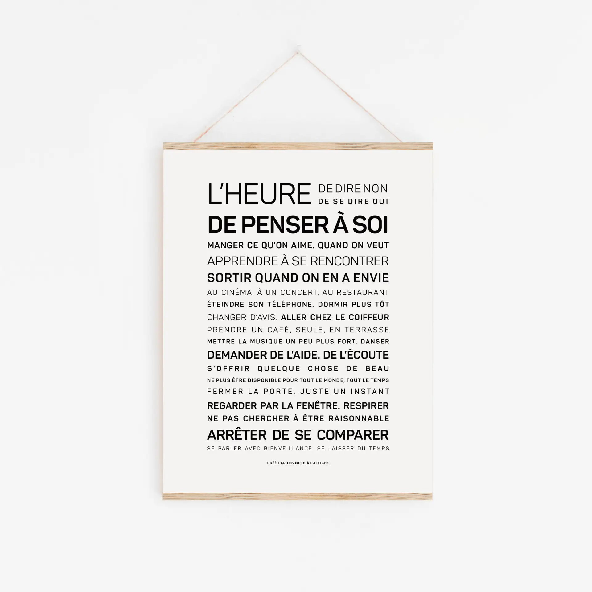 La décoration murale minimaliste « DANS CETTE ÉCOLE, ON A LE DROIT » (COPIE) présente un texte en français en caractères noirs gras sur fond blanc, véhiculant des messages de bien-être tels que « se donner la priorité », « demander de l'aide » et « faire des pauses ». Présentée dans un cadre en bois.