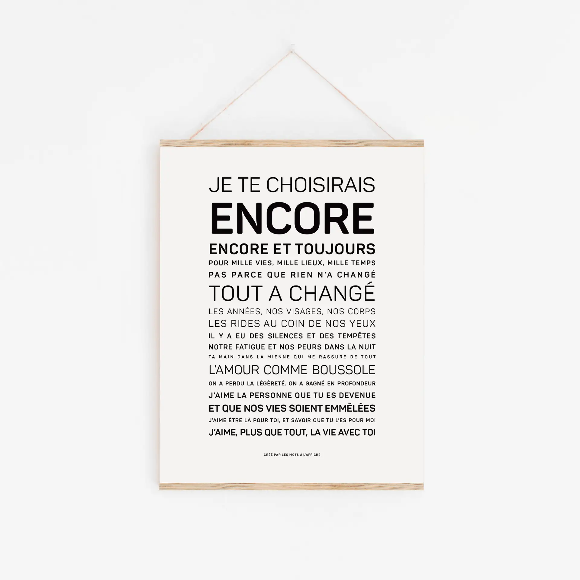 Une affiche blanche intitulée « Dans cette école, on a le droit (Copie) », comportant un texte en français et encadrée dans un simple cadre en bois, véhicule un message inspirant sur l'amour.